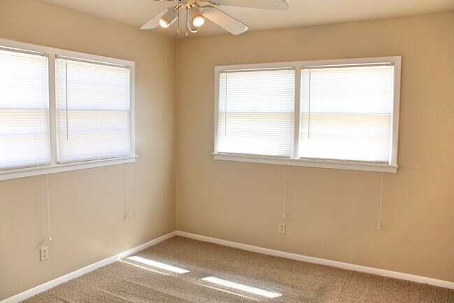 Building Photo - House Located Minutes From Schools, Restaurants & Shopping Mall!
