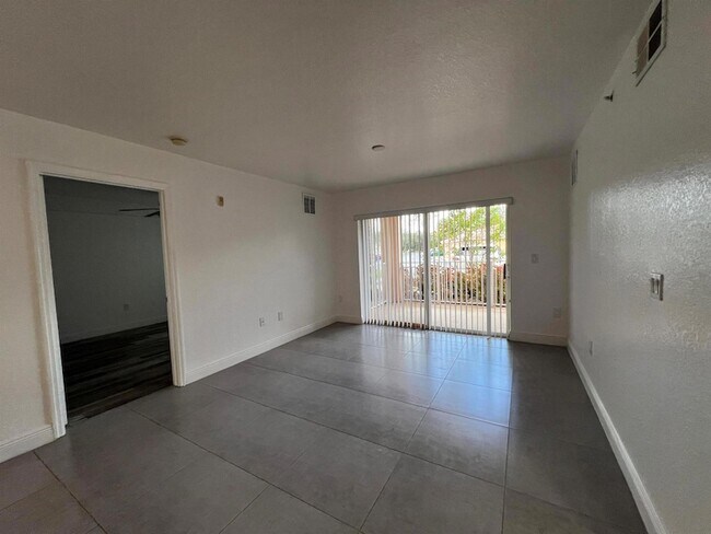 Building Photo - 191 SW Palm Dr