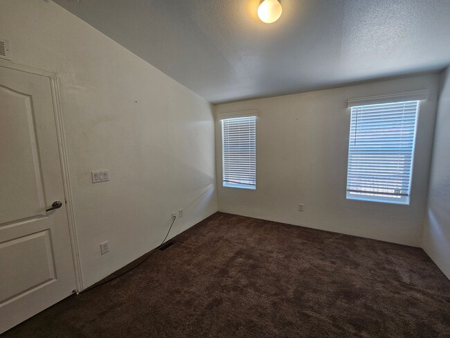 Building Photo - Very cute 3 bed/2 bath manufactured home w...