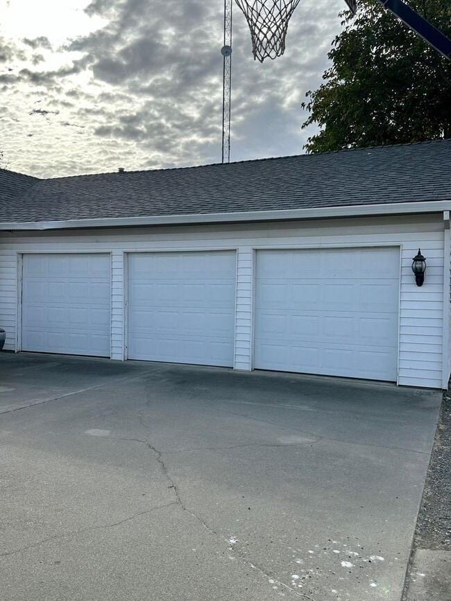 Building Photo - Beautiful Country Home! With Bonus Office/Den Room