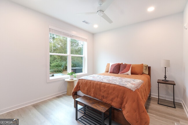 Building Photo - 240 Martha Dr