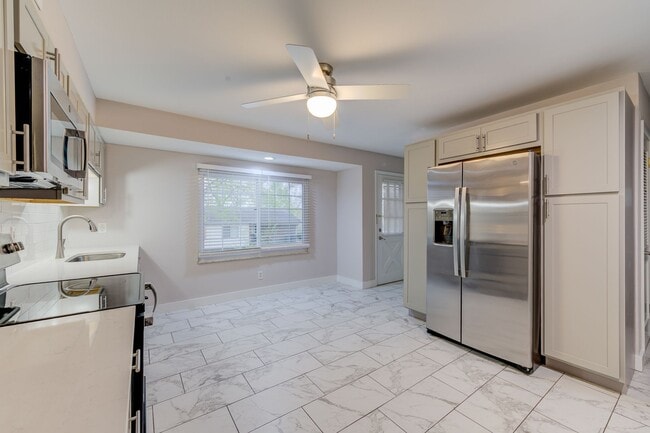 Building Photo - Spacious two bedroom renovated apartment