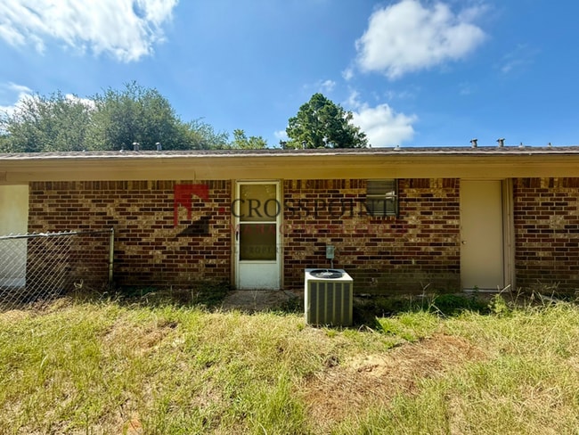 Building Photo - 2 Bedroom 1.5 Bathroom Triplex in Tyler!