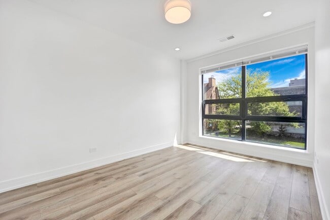 Building Photo - 4350 W Lawrence Ave