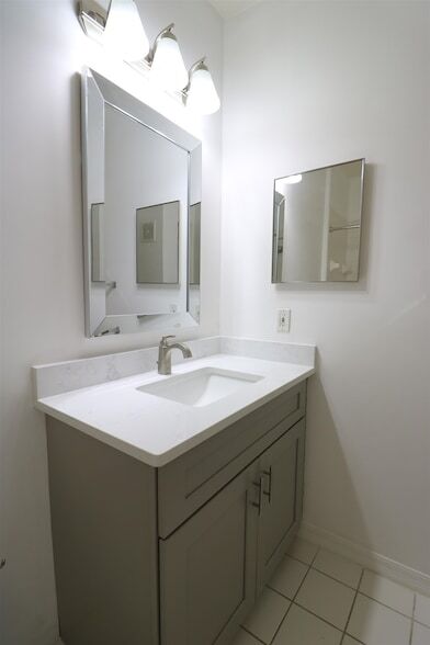 Building Photo - 560 Florida Club Blvd