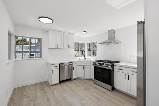 Building Photo - Stunning Luxury 2BR with Wraparound Deck in Downtown Palo Alto