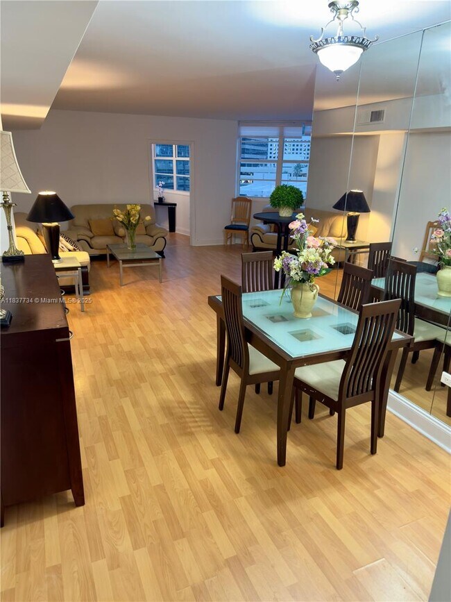 Building Photo - 825 Brickell Bay Dr