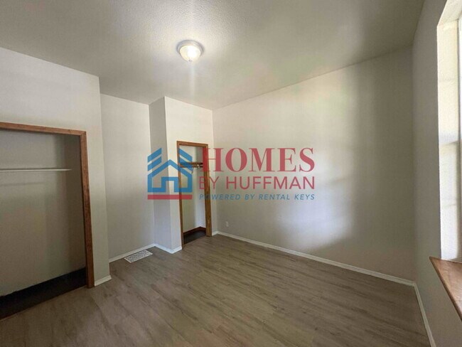 Building Photo - Two Bedroom House | Move in Ready