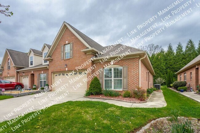 Building Photo - Beautiful large 1800 sf 3/2 for $2000 Townhome in Hixson with a garage and attic storage!