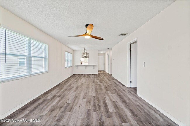 Building Photo - 7201 Ridgewood Ave
