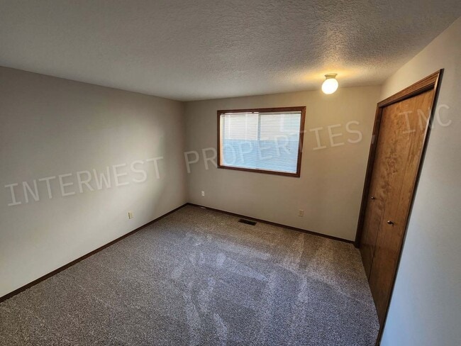 Building Photo - 3 bd 2ba Ranch Style Home with Deck, Fence...