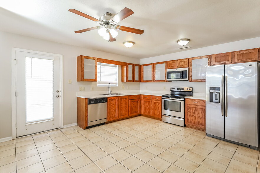 Building Photo - 831 Skywatch Ln
