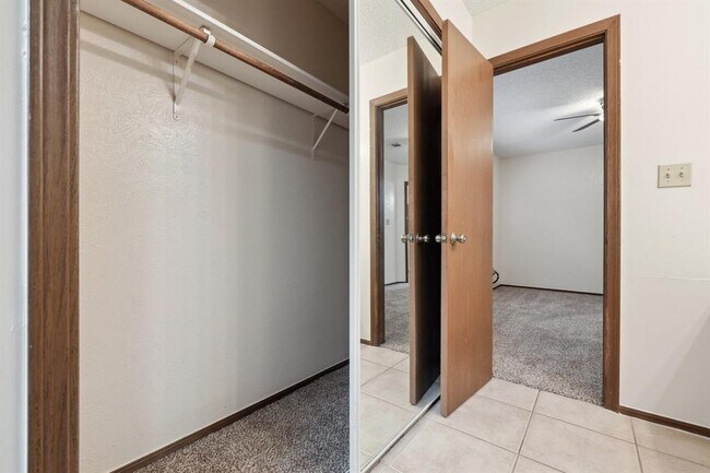 Building Photo - 2621 Garrettson Dr