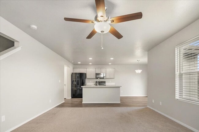 Building Photo - Beautiful Home 3 bed, 2.5 baths - Pet Friendly - Ready Now!