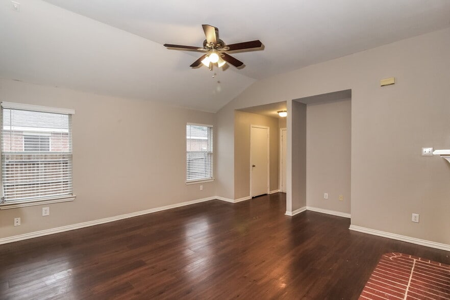 Building Photo - 4901 Fox Ridge Ln