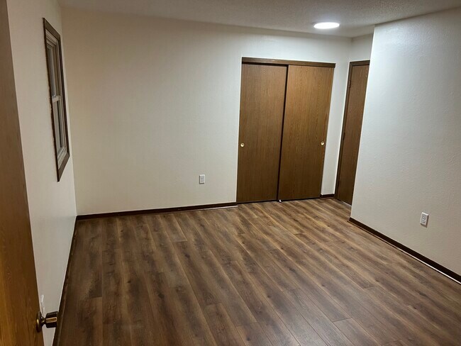 Building Photo - 5552 Cresthaven Ln