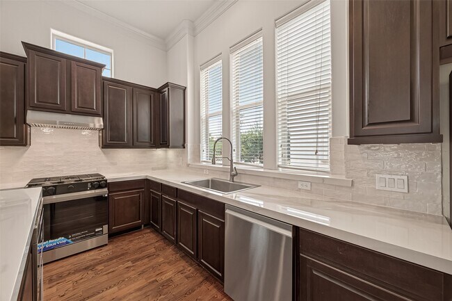 Building Photo - 703 Live Oak St