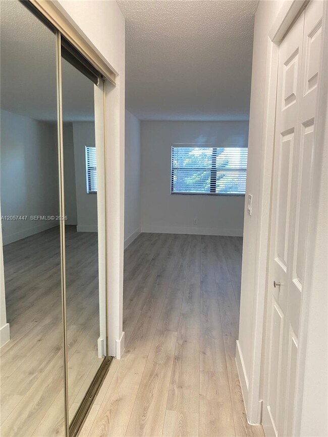 Building Photo - 240 Lakeview Dr