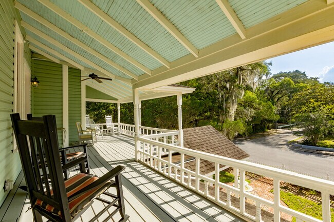 Building Photo - 205 SE 7th St