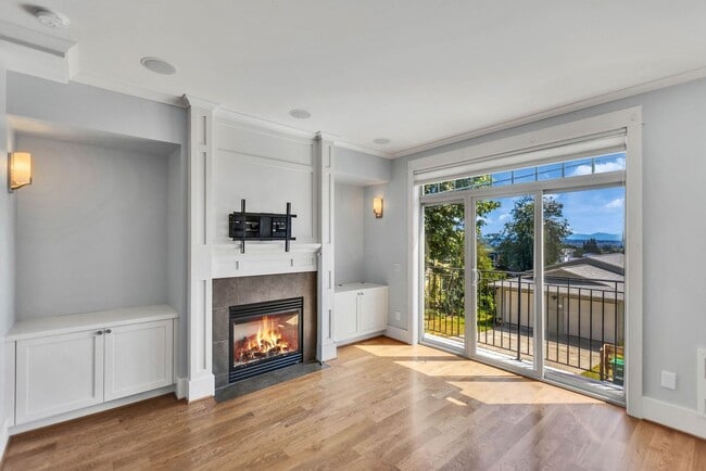 Building Photo - Spacious 3 Bed 2.5 Bath Townhome with Views and Two Parking Spaces – First Hill/Capitol Hill