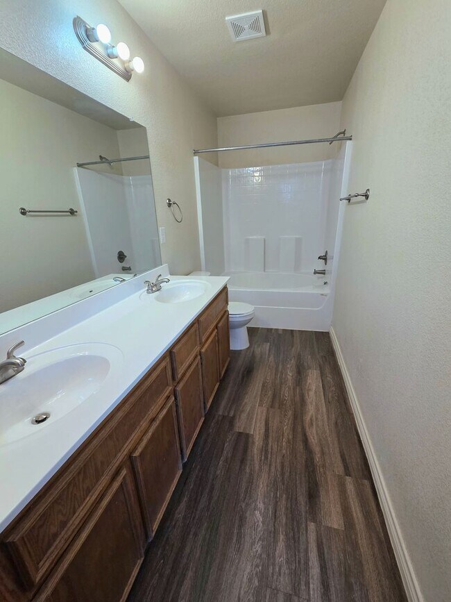 Building Photo - AVAILABLE NOW! (SECTION 8 ACCEPTED)