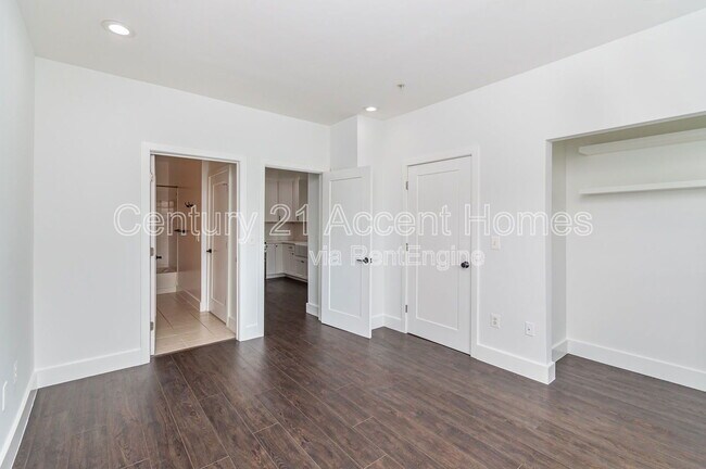 Building Photo - 4860 Eisenhower Ave