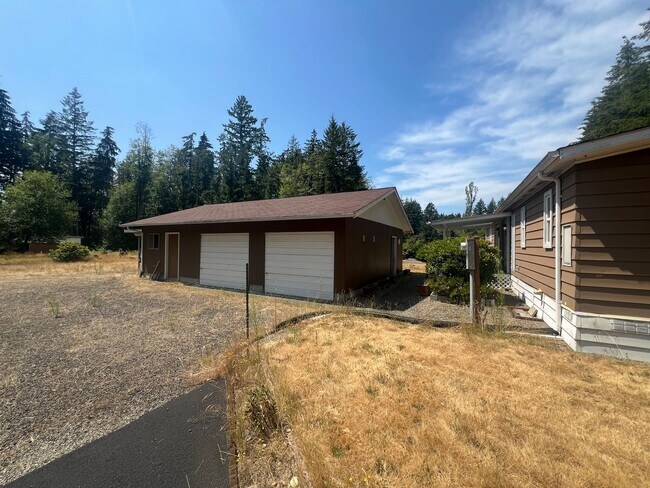 Building Photo - Three Bedroom Rental Home on Acreage! Pets Okay! Available Now!