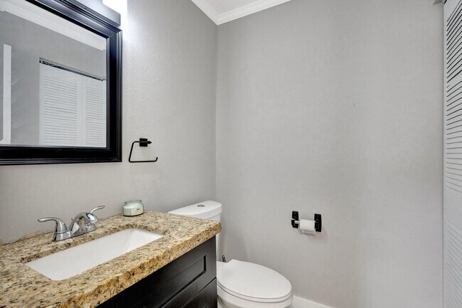 Building Photo - 2110 Sherwood Forest Blvd