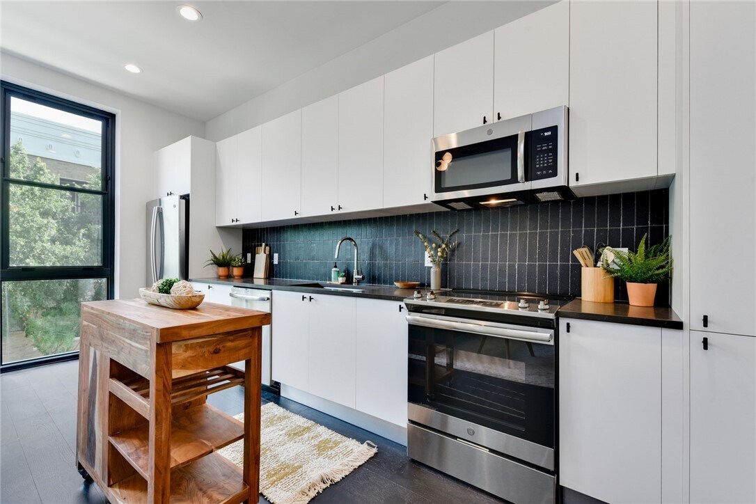 Building Photo - 800 Embassy Dr