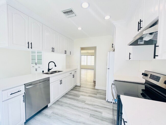 Building Photo - 439 1/2 N Hayworth Ave-439.5