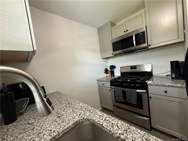 Building Photo - 12 Alpine Dr