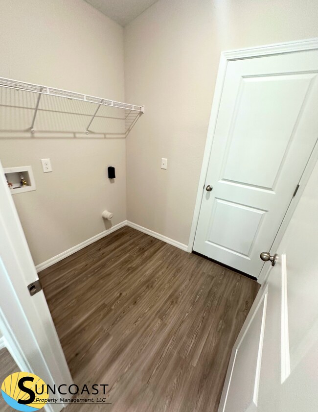 Building Photo - Elegant 4 Bedroom Off Collins!