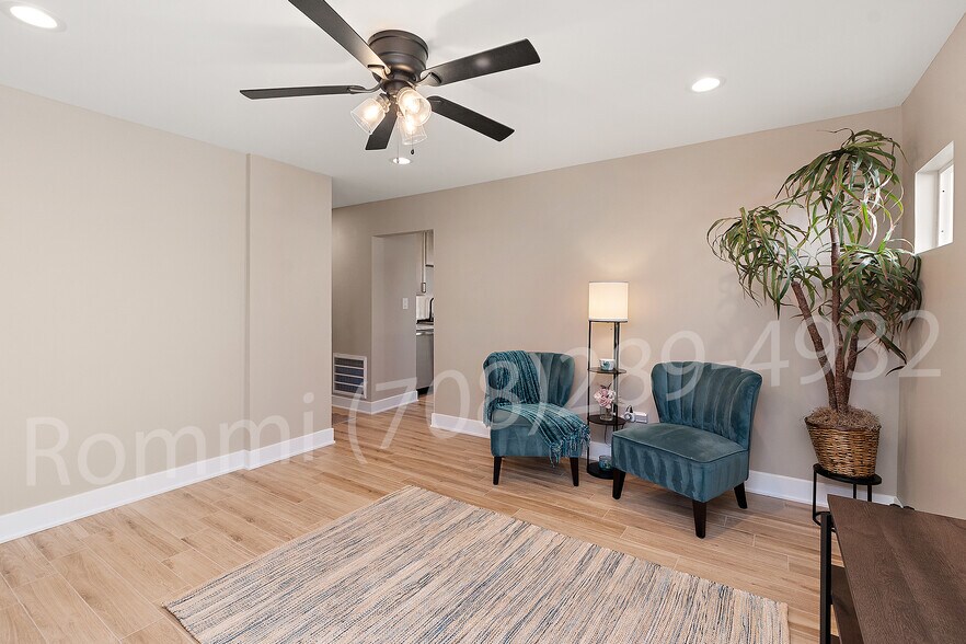 Living Room - 7528 Catalpa Ave