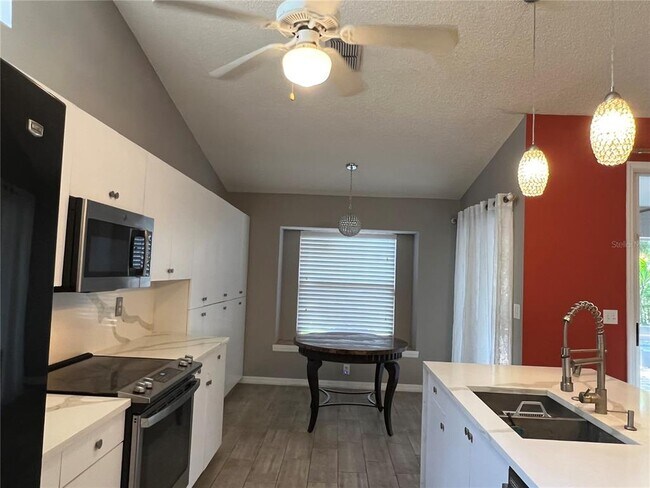 Building Photo - 3090 Pepperwood Ln W