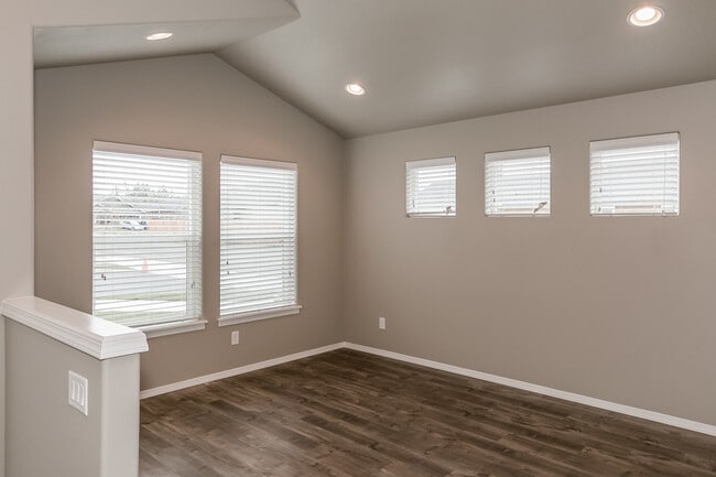 Building Photo - Beautiful 3 bedroom/2 bath tiny home in Cottage Grove- River Walk Village