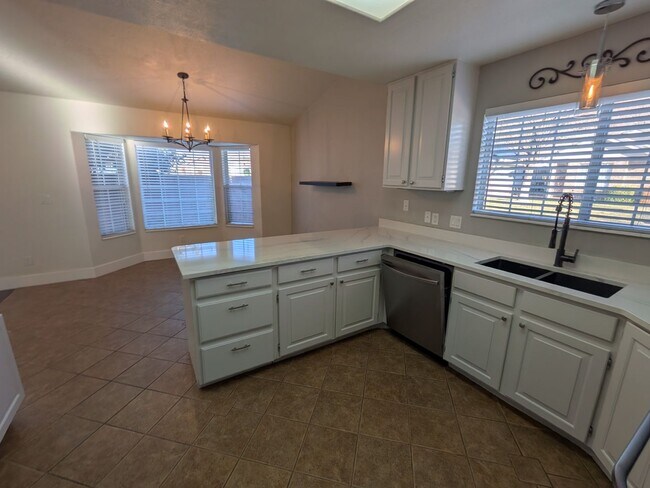 Building Photo - Low-Maintenance Living in the Heart of St. George