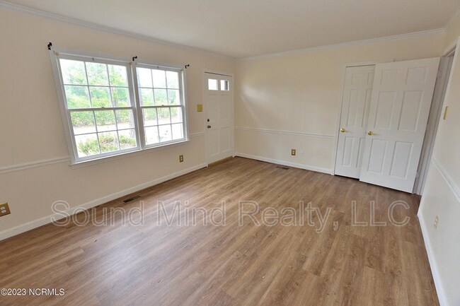 Building Photo - 1633 Country Club Rd