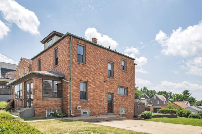 Building Photo - 1002 Fordham Ave