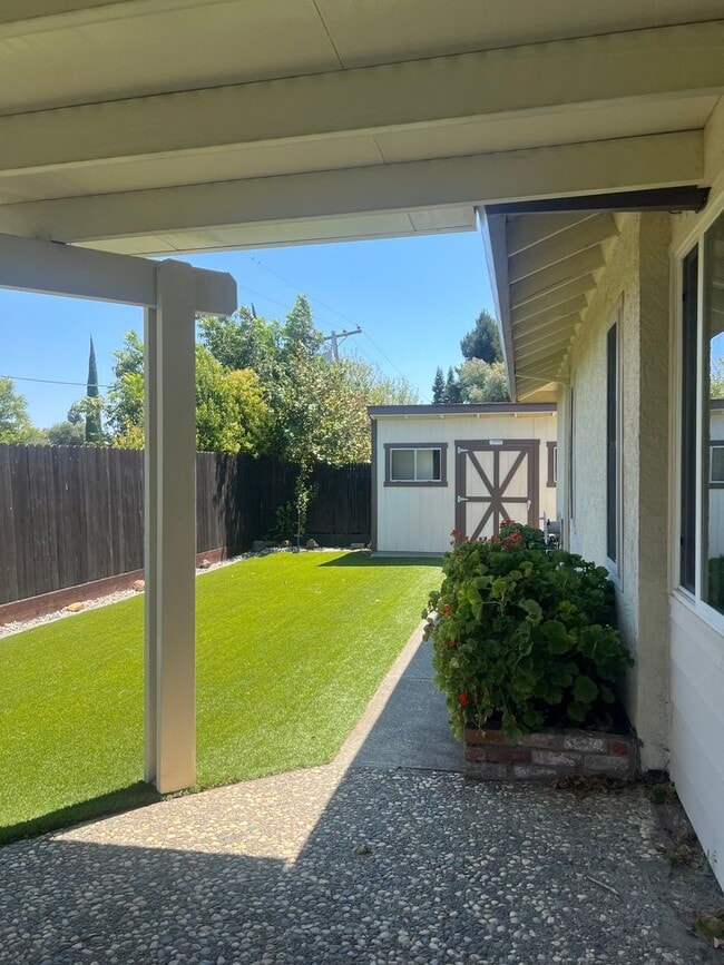 Building Photo - 142 Hillview Dr