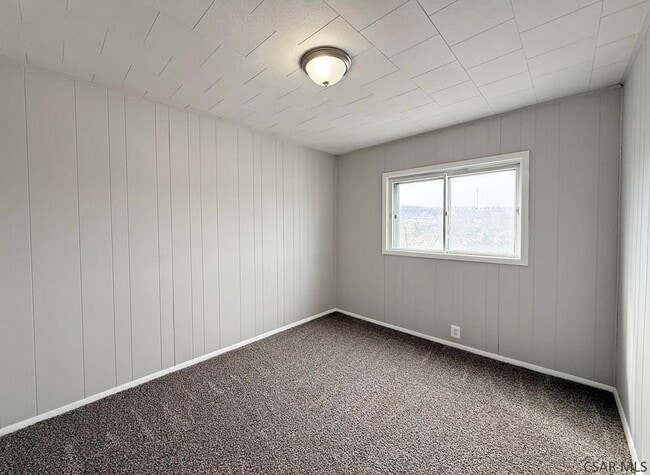 Building Photo - 512 Graham Ave