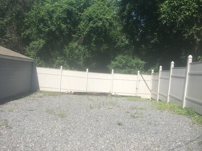 Building Photo - Oakley/Biltmore 3 Bedrooms/1 Bathroom!
