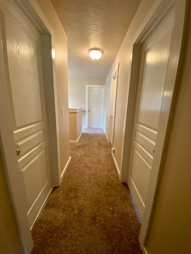 Building Photo - Lovely 4 Bedroom (+ Large bonus room) in B...