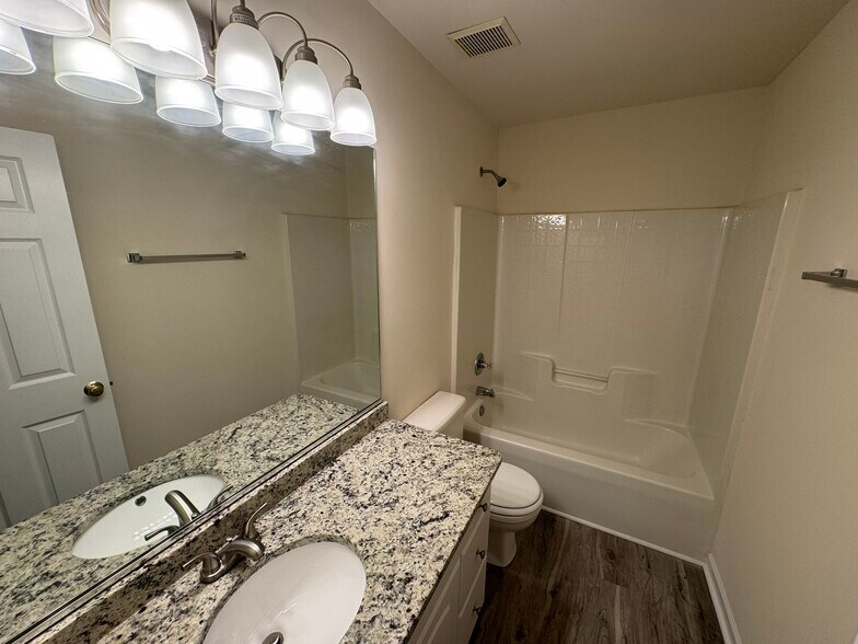 Building Photo - 6610 Cedar Cliff Dr