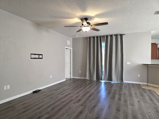 Building Photo - Pet Friendly Home in Southern Ridge