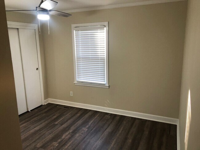 Building Photo - Four bedroom, 2 bath house in Burlington