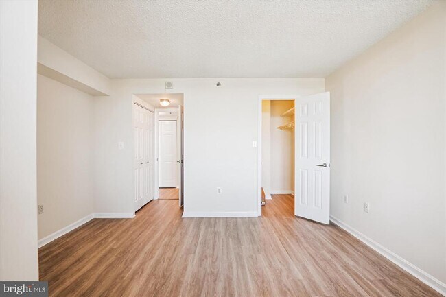 Building Photo - 10101 Grosvenor Pl