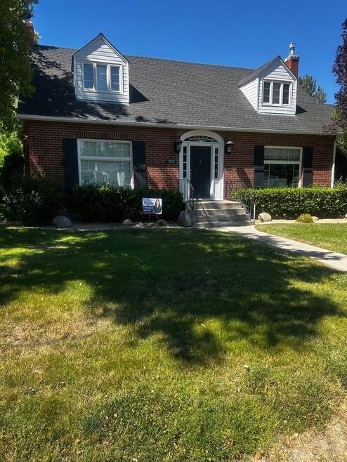 Building Photo - 1190 Manor Dr