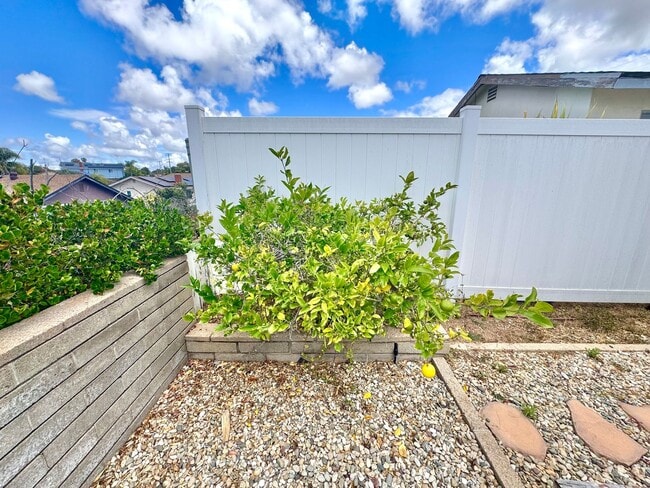 Building Photo - Beautiful 3bd/2ba HOUSE in Clairemont Mesa! 2-car Garage, AC, laundry, patio, VIEWS!