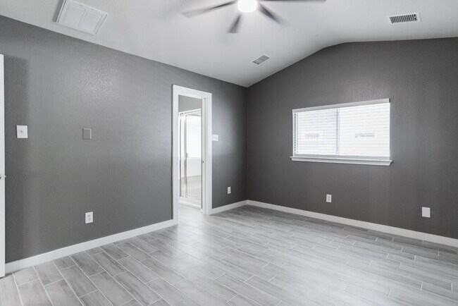 Building Photo - 692 Scheel-