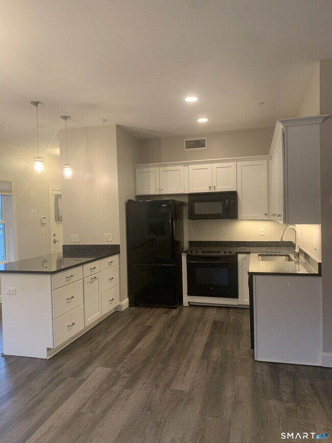 Building Photo - 502 Edgewater Cir